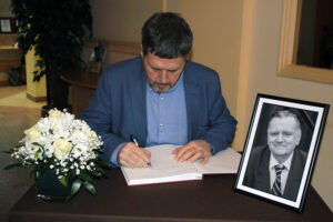W związku ze śmiercią byłego premiera RP Jana Olszewskiego w kieleckim ratuszu wyłożono księgę kondolencyjną. Wpisał się do niej, m.in., Jarosław Karyś, wiceprzewodniczący Rady Miasta (na zdjęciu) / Urząd Miasta Kielce