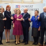 Na zdjęciu od lewej: Aneta Werońska – członek Zarządu, Małgorzata Jalowska – wicestarosta opatowski, Bożena Kornacka – wiceprzewodnicząca Rady Powiatu w Opatowie, Anna Krupka – minister sportu i turystyki, Tomasz Staniek – starosta opatowski, Alicja Frejlich – radna powiatowa, Andrzej Gajek, radny powiatowy / Emilia Sitarska / Radio Kielce