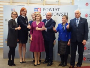 Na zdjęciu od lewej: Aneta Werońska – członek Zarządu, Małgorzata Jalowska – wicestarosta opatowski, Bożena Kornacka – wiceprzewodnicząca Rady Powiatu w Opatowie, Anna Krupka – minister sportu i turystyki, Tomasz Staniek – starosta opatowski, Alicja Frejlich – radna powiatowa, Andrzej Gajek, radny powiatowy / Emilia Sitarska / Radio Kielce