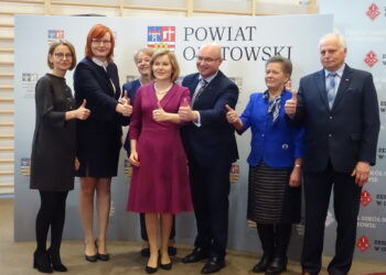 Na zdjęciu od lewej: Aneta Werońska – członek Zarządu, Małgorzata Jalowska – wicestarosta opatowski, Bożena Kornacka – wiceprzewodnicząca Rady Powiatu w Opatowie, Anna Krupka – minister sportu i turystyki, Tomasz Staniek – starosta opatowski, Alicja Frejlich – radna powiatowa, Andrzej Gajek, radny powiatowy / Emilia Sitarska / Radio Kielce