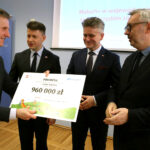 Kielce. Wręczenie promes na budowę domów seniora i żłobków. Na zdjęciu (od lewej): Wacław Szarek - burmistrz Sędziszowa, Bartłomiej Dorywalski - wicewojewoda świętokrzyski, Krzysztof Słoń - senator PiS, Kazimierz Kuberski - wiceminister Rodziny, Pracy i Polityki Społecznej / Świętokrzyski Urząd Wojewódzki