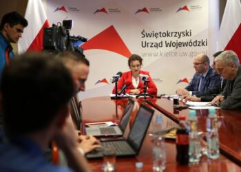 Kielce. Konferencja wojewody Agaty Wojtyszek ws. rządowego wsparcia w ramach Funduszu Dróg Samorządowych / kielce.uw.gov.pl