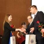 Sandomierz. Gala „Sandomierzanin Roku” na Zamku Królewskim. Na zdjęciu: „Nadziei Sandomierza” gratuluje Katarzynie Mokrzyckiej burmistrz Marcin Marzec; z prawej Wojciech Czerwiec - przewodniczący Rady Miasta Sandomierza / Grażyna Szlęzak-Wójcik / Radio Kielce