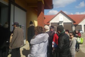 Wydawanie żywności przez sandomierską Caritas / Grażyna-Szlęzak-Wójcik / Radio Kielce