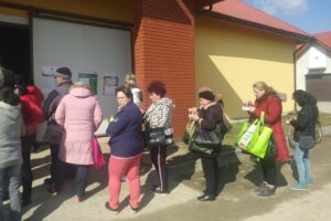 Wydawanie żywności przez sandomierską Caritas / Grażyna-Szlęzak-Wójcik / Radio Kielce