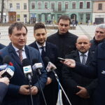 Konferencja prasowa na kieleckim Rynku. Na zdjęciu od lewej Zbigniew Ziobro - minister sprawiedliwości i świętokrzyski poseł, Patryk Jaki – wiceminister, Mariusz Gosek – członek Zarządu Województwa Świętokrzyskiego  / Marzena Mąkosa / Radio Kielce