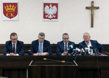 Konferencja prasowa dotycząca reorganizacji w Urzędzie Miasta Kielce. Na zdjęciu (od lewej): Paweł Gągorowski - pełnomocnik prezydenta Kielc, Bogdan Wenta - prezydent Kielce, Arkadiusz Kubiec - zastępca prezydenta Kielc, Leszek Papaj - pełnomocnik prezydenta Kielc / Marzena Mąkosa / Radio Kielce