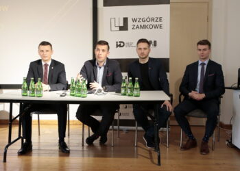 Kielce. Inauguracja Forum Młodych Województwa Świętokrzyskiego. Na zdjęciu (od lewej): Damian Gad – radny gminy Strawczyn Łukasz Szumilas – radny miejski w Busku, Dariusz Kisiel – radny miejski w Kielcach i Krzysztof Gil – wójt Gręboszowa / Marzena Mąkosa / Radio Kielce