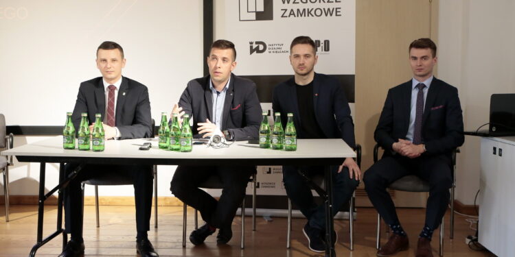 Kielce. Inauguracja Forum Młodych Województwa Świętokrzyskiego. Na zdjęciu (od lewej): Damian Gad – radny gminy Strawczyn Łukasz Szumilas – radny miejski w Busku, Dariusz Kisiel – radny miejski w Kielcach i Krzysztof Gil – wójt Gręboszowa / Marzena Mąkosa / Radio Kielce