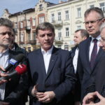 Kielce. Konferencja PiS. Na zdjęciu (od lewej): senator Krzysztof Słoń, Andrzej Pruś - przewodniczący Sejmiku Województwa Świętokrzyskiego, poseł Arkadiusz Mularczyk i poseł Krzysztof Lipiec / Marzena Mąkosa / Radio Kielce