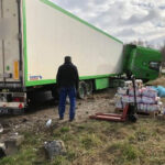 Brzeście. Samochód ciężarowy wjechał do rowu. Pojazd przewoził mleko w kartonach / KPP Pińczów