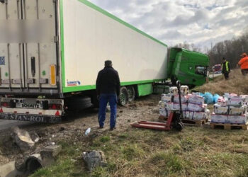 Brzeście. Samochód ciężarowy wjechał do rowu. Pojazd przewoził mleko w kartonach / KPP Pińczów