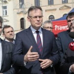 Kielce. Konferencja PiS. Na zdjęciu (od lewej): senator Krzysztof Słoń, poseł Arkadiusz Mularczyk i poseł Krzysztof Lipiec / Marzena Mąkosa / Radio Kielce