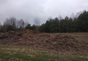 Działka w gminie Raków, w której były zakopywane odpady / KWP Kielce