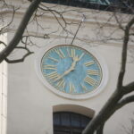 Zegar na dzwonnicy bazyliki katedralnej / Marzena Mąkosa / Radio Kielce