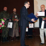 Sandomierz. Gala „Sandomierzanin Roku” na Zamku Królewskim. Na zdjęciu: Szczepan Siudak odbiera tytuł „Sandomierzanina 2018 Roku” z rąk Marka Rożka, prezesa Klubu Miłośników Sandomierza / Grażyna Szlęzak-Wójcik / Radio Kielce