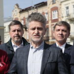 Kielce. Konferencja PiS. Na zdjęciu (od lewej): marszałek Andrzej Bętkowski, Jarosław Karyś - kielecki radny, senator Krzysztof Słoń, Andrzej Pruś - przewodniczący Sejmiku Województwa Świętokrzyskiego i poseł Arkadiusz Mularczyk / Marzena Mąkosa / Radio Kielce