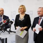 Na zdjęciu od lewej: Mariusz Gosek - członek zarządu województwa świętokrzyskiego, Renata Janik - wicemarszałek województwa świętokrzyskiego, Marek Bogusławski - członek zarządu województwa świętokrzyskiego / Urząd Marszałkowski Województwa Świętokrzyskiego