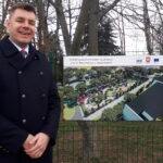Burmistrz Sandomierza Marcin Marzec na tle wizualizacji parku / Grażyna-Szlęzak-Wójcik / Radio Kielce