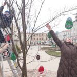 Tworzenie instalacji przed BWA. Na zdjęciu: Monika Cybulska, Magdalena Leśniak i Stanisława Zacharko-Łagowska / Dorota Klusek / Radio Kielce