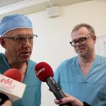 Kielce. Warsztaty laparoskopii ginekologicznej. Marcin Misiek, kierownik Kliniki Ginekologii Onkologicznej w ŚCO i profesor Paweł Knapp z Uniwersyteckiego Centrum Onkologii w Białymstoku / Marzena Mąkosa / Radio Kielce