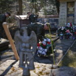 Żołnierze 10. Świętokrzyskiej Brygady Obrony Terytorialnej porządkowali na Wykusie mogiłę swojego patrona majora Eugeniusza Kaszyńskiego „Nurta” / 10. Świętokrzyska Brygady Obrony Terytorialnej