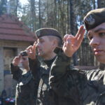 Żołnierze 10. Świętokrzyskiej Brygady Obrony Terytorialnej porządkowali na Wykusie mogiłę swojego patrona majora Eugeniusza Kaszyńskiego „Nurta” / 10. Świętokrzyska Brygady Obrony Terytorialnej