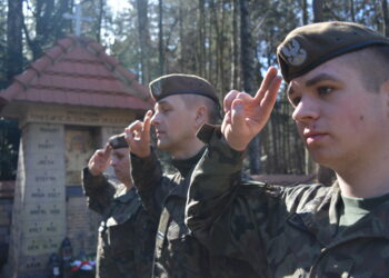 Żołnierze 10. Świętokrzyskiej Brygady Obrony Terytorialnej porządkowali na Wykusie mogiłę swojego patrona majora Eugeniusza Kaszyńskiego „Nurta” / 10. Świętokrzyska Brygady Obrony Terytorialnej