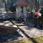 Żołnierze 10. Świętokrzyskiej Brygady Obrony Terytorialnej porządkowali na Wykusie mogiłę swojego patrona majora Eugeniusza Kaszyńskiego „Nurta” / 10. Świętokrzyska Brygady Obrony Terytorialnej