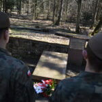 Żołnierze 10. Świętokrzyskiej Brygady Obrony Terytorialnej porządkowali na Wykusie mogiłę swojego patrona majora Eugeniusza Kaszyńskiego „Nurta” / 10. Świętokrzyska Brygady Obrony Terytorialnej