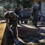 Żołnierze 10. Świętokrzyskiej Brygady Obrony Terytorialnej porządkowali na Wykusie mogiłę swojego patrona majora Eugeniusza Kaszyńskiego „Nurta” / 10. Świętokrzyska Brygady Obrony Terytorialnej