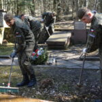 Żołnierze 10. Świętokrzyskiej Brygady Obrony Terytorialnej porządkowali na Wykusie mogiłę swojego patrona majora Eugeniusza Kaszyńskiego „Nurta” / 10. Świętokrzyska Brygady Obrony Terytorialnej