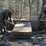 Żołnierze 10. Świętokrzyskiej Brygady Obrony Terytorialnej porządkowali na Wykusie mogiłę swojego patrona majora Eugeniusza Kaszyńskiego „Nurta” / 10. Świętokrzyska Brygady Obrony Terytorialnej