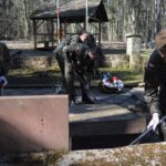 Żołnierze 10. Świętokrzyskiej Brygady Obrony Terytorialnej porządkowali na Wykusie mogiłę swojego patrona majora Eugeniusza Kaszyńskiego „Nurta” / 10. Świętokrzyska Brygady Obrony Terytorialnej