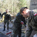 Żołnierze 10. Świętokrzyskiej Brygady Obrony Terytorialnej porządkowali na Wykusie mogiłę swojego patrona majora Eugeniusza Kaszyńskiego „Nurta” / 10. Świętokrzyska Brygady Obrony Terytorialnej
