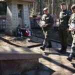 Żołnierze 10. Świętokrzyskiej Brygady Obrony Terytorialnej porządkowali na Wykusie mogiłę swojego patrona majora Eugeniusza Kaszyńskiego „Nurta” / 10. Świętokrzyska Brygady Obrony Terytorialnej