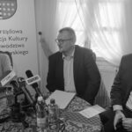 Konferencja przed 12. Świętokrzyskim Zlotem Motocykli i Pojazdów Zabytkowych. Od lewej: komandor zlotu Ryszard Mikurda, dyrektor Muzeum Wsi Kieleckiej Mariusz Masny, dyrektor Departamentu Promocji, Edukacji, Kultury, Sportu i Turystyki Urzędu Marszałkowskiego w Kielcach Jacek Kowalczyk / Jarosław Kubalski / Radio Kielce