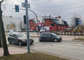 Zderzenie dwóch samochodów osobowych na ulicy Klonowej w Kielcach / Karol Żak / Radio Kielce