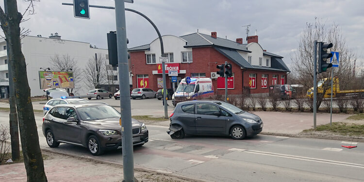 Zderzenie dwóch samochodów osobowych na ulicy Klonowej w Kielcach / Karol Żak / Radio Kielce