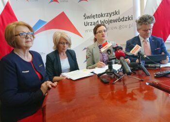 Konferencja u wojewody świętokrzyskiego. Od lewej: Maria Zuba - poseł PiS, Anna Żak-Stobiecka - Świętokrzyski Wojewódzki Konserwator Zabytków, Agata Wojtyszek - wojewoda świętokrzyski, Krzysztof Słoń - senator PiS / Robert Szumielewicz / Radio Kielce