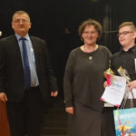 Kielce. II Ogólnopolski Festiwal Akordeonowy im. Mirosława Niziurskiego. Na zdjęciu (od lewej): profesor Jerzy Mądrawski - jeden z organizatorów, Lidia Niziurska - żona profesora Mirosława Niziurskiego, Kacper Wąs - laureat nagrody głównej / Dorota Klusek / Radio Kielce