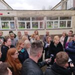 Konferencja prasowa zorganizowana przez rodziców uczniów uczęszczających do Szkoły Podstawowej im. świętej Jadwigi Królowej / Daniel Lenart / Radio Kielce