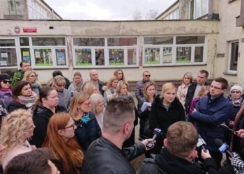 Konferencja prasowa zorganizowana przez rodziców uczniów uczęszczających do Szkoły Podstawowej im. świętej Jadwigi Królowej / Daniel Lenart / Radio Kielce