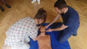Szkolenie z zakresu udzielania pierwszej pomocy prowadzone w Wojewódzkim Szpitalu Zespolonym w Kielcach / Iwona Murawska / Radio Kielce