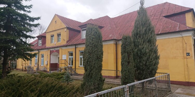 Budynek szkoły podstawowej w Piaskach / Ewa Pociejowska-Gawęda / Radio Kielce