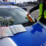 Świętokrzyscy policjanci rozdawali Paniom róże z okazji Dnia Kobiet / Monika Miller / Radio Kielce