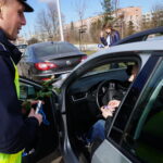 Świętokrzyscy policjanci rozdawali Paniom róże z okazji Dnia Kobiet / Monika Miller / Radio Kielce