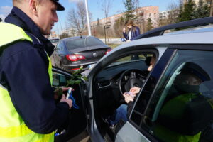 Świętokrzyscy policjanci rozdawali Paniom róże z okazji Dnia Kobiet / Monika Miller / Radio Kielce