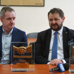 Kielce. Laureaci konkursu „Pracodawca Przyjazny Pracownikom”. Na zdjęciu: Dariusz Kozak - dyrektor PGE Energia Ciepła S.A. Oddział Elektrociepłownia w Kielcach oraz Trajan Szuladziński - prezes Grupy Azoty Kopalnie i Zakłady Chemiczne Siarki „Siarkopol” S.A. w Grzybowie / Wiktor Dziarmaga / Radio Kielce