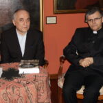 Promocja książki „Kapelani wojskowi na drodze ku niepodległości”. Na zdjęciu od lewej Bogusław Szwedo i ksiądz Bogdan Stanaszek / Grażyna Szlęzak-Wójcik / Radio Kielce